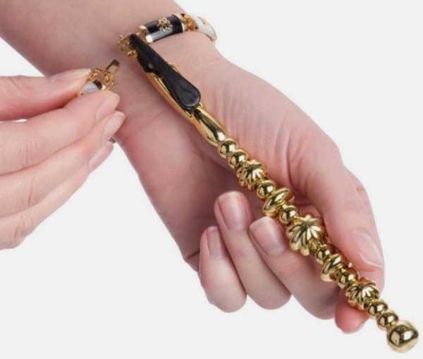 Как одеть самому браслет на руку
