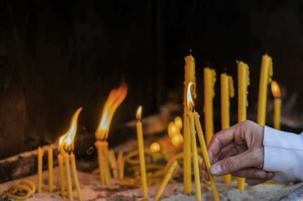 Как правильно жечь церковные свечи дома
