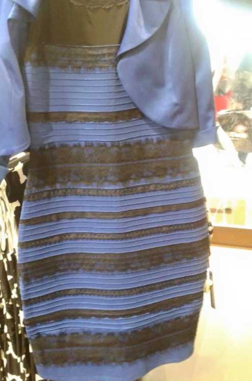 Каким цветом платье синее или золотое