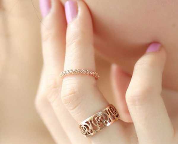 Кольцо серебряное на безымянном пальце