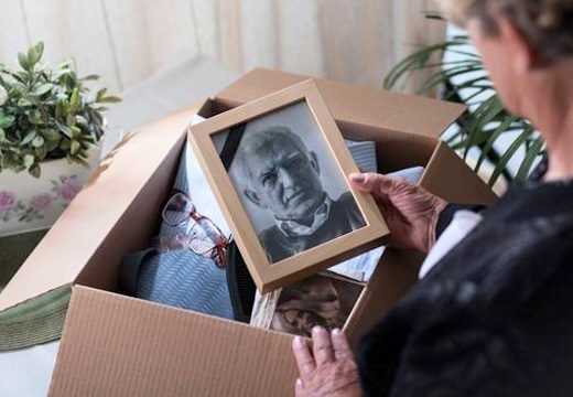 Можно ли вешать фото умерших родственников на стену рядом с живыми