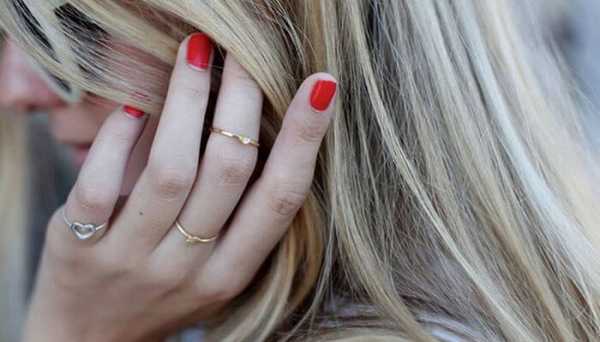 На среднем пальце носить кольцо
