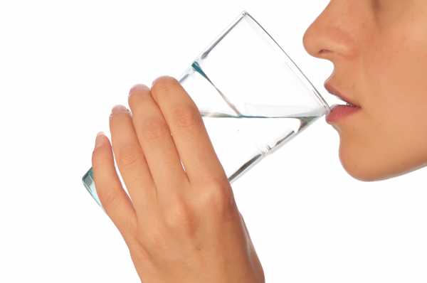 Сколько человек пьет воды в день