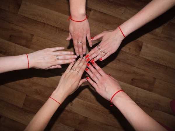 Зачем девушки носят красную нитку на руке